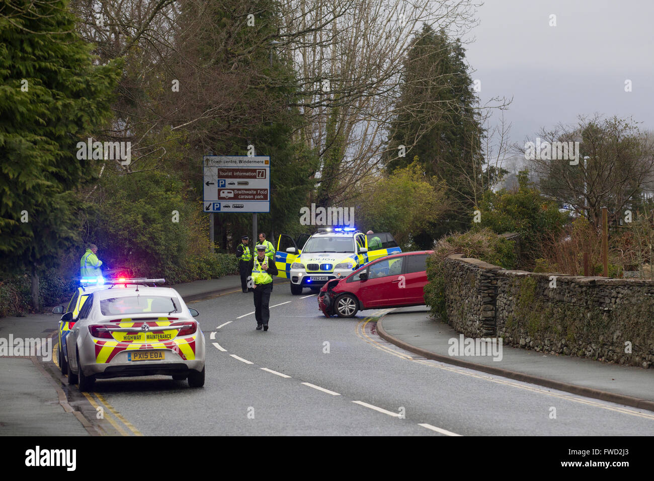 Bowness auf Windermere, Cumbria, England. 4. April 2016. Notdienste Umgang mit schweren Verkehrsunfall auf die A592 in Windermere, Verkehr mit geschlossen als Ergebnis ein Abschnitt der Straße. Polizei wurde gerufen, um den Vorfall um 15:00 heute (April (4) an der Kreuzung der Glebe Road, Windermere, nach einem Bericht von einem Fahrzeug Verkehr Verkehrsunfall. Autofahrer werden gebeten, den Bereich vermeiden und verwenden alternative Routen Credit: Gordon Shoosmith/Alamy Live News Stockfoto