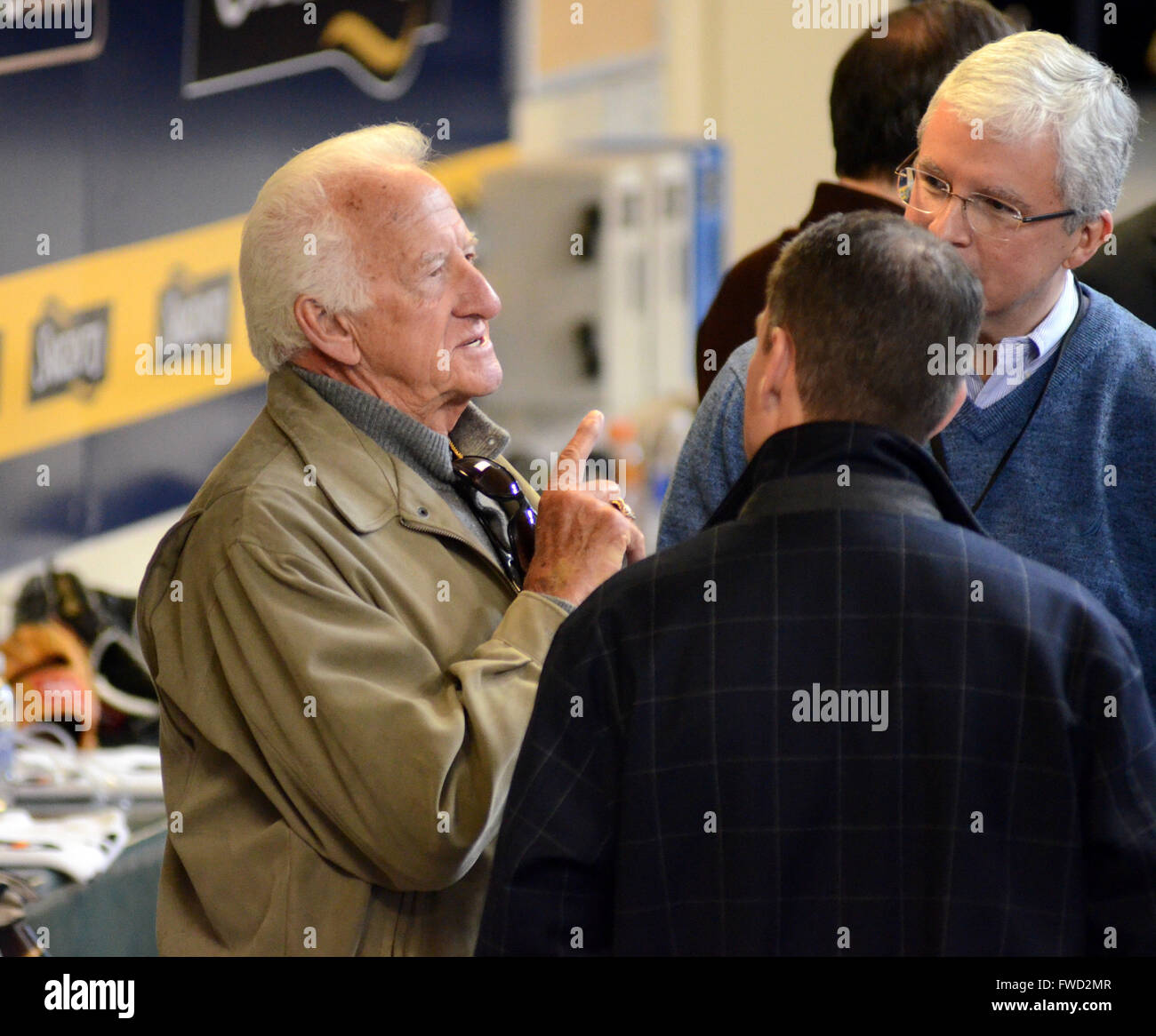 Milwaukee, WI, USA. 4. April 2016. Hall Of Fame Ansager BOB UECKER sieht man vor dem Eröffnungsspiel der MLB Saison 2016 zwischen den San Francisco Giants und den Milwaukee Brewers im Miller Park in Milwaukee, Wisconsin. Ricky Bassman/CSM/Alamy Live-Nachrichten Stockfoto