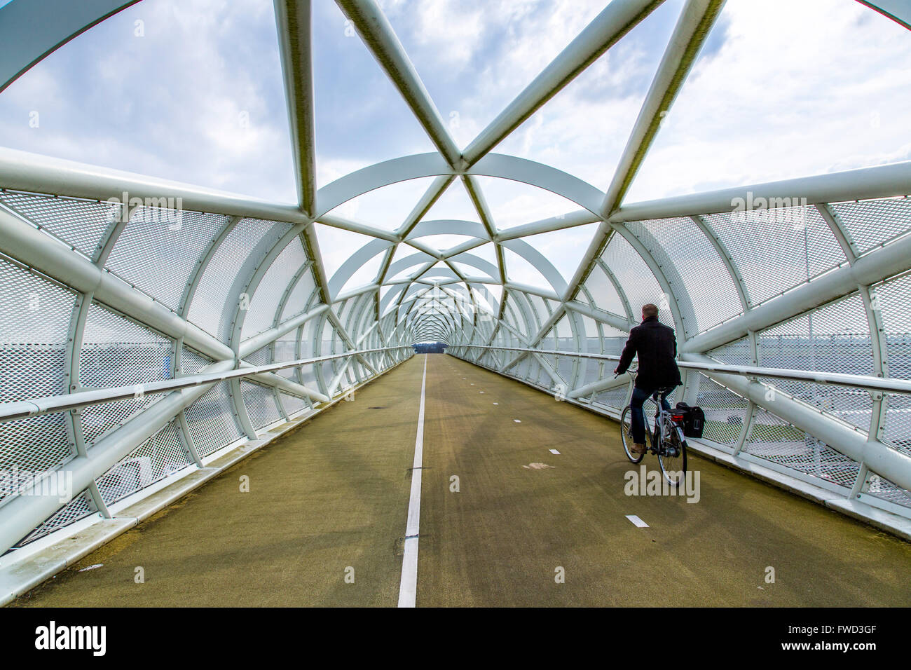 Moderne Architektur-Radweg und Steg De Groene Verbindingin Rotterdam, Autobahn A15 und eine Eisenbahnlinie, 150 Meter lang Stockfoto