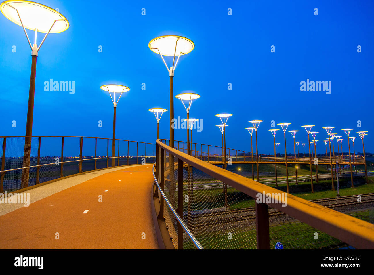 Radweg und Steg, Major Waaijer Brug in Zoetermeer, eine 220 Meter lange, gebogene Brücke über Autobahn und Eisenbahn Spur Stockfoto