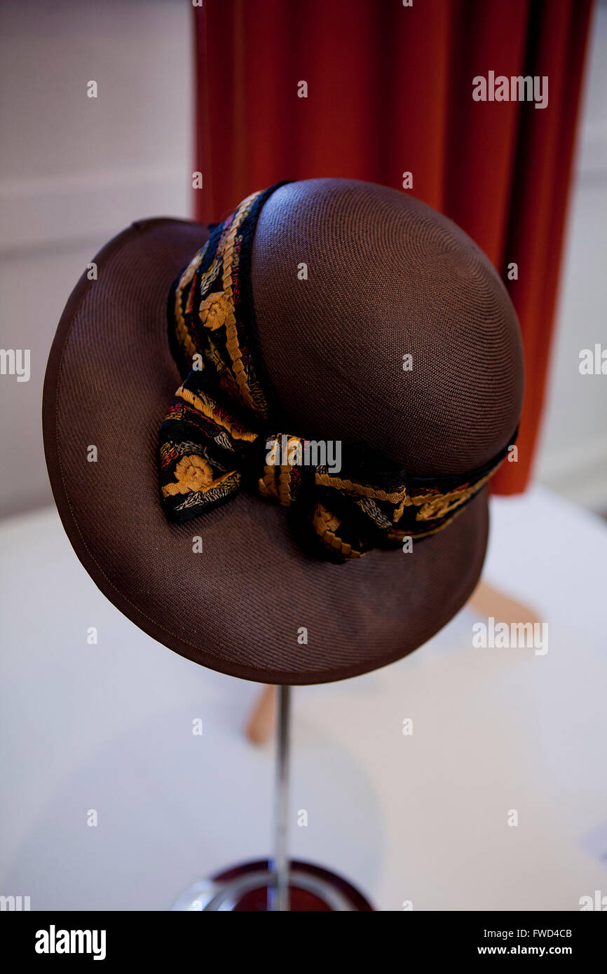 Downton abbey dresses on view Fotos und Bildmaterial in hoher