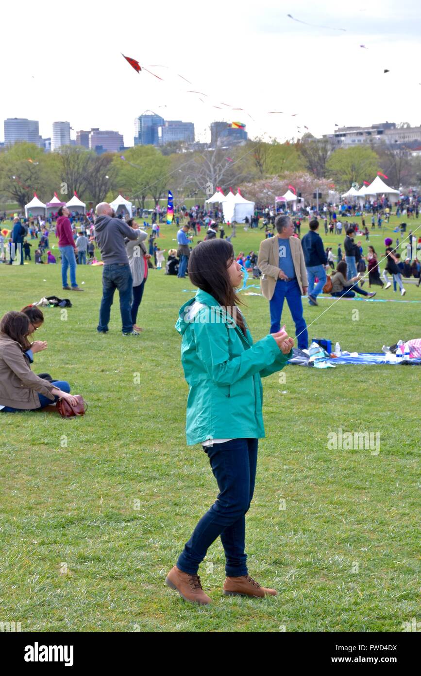 Touristische flying a Kite während der Cherry Blossom Festival in Washington DC, USA Stockfoto
