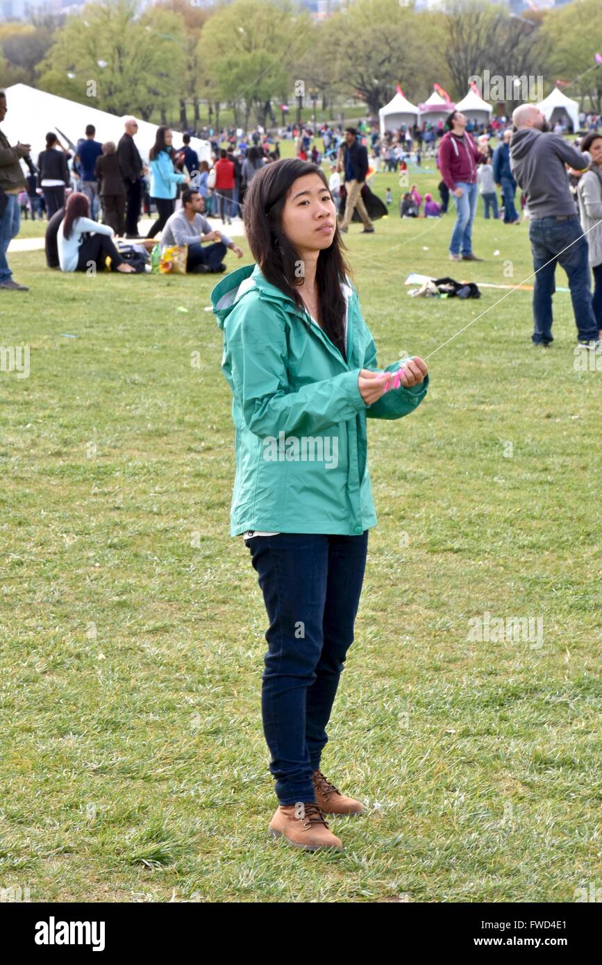 Touristische flying a Kite während der Cherry Blossom Festival in Washington DC, USA Stockfoto