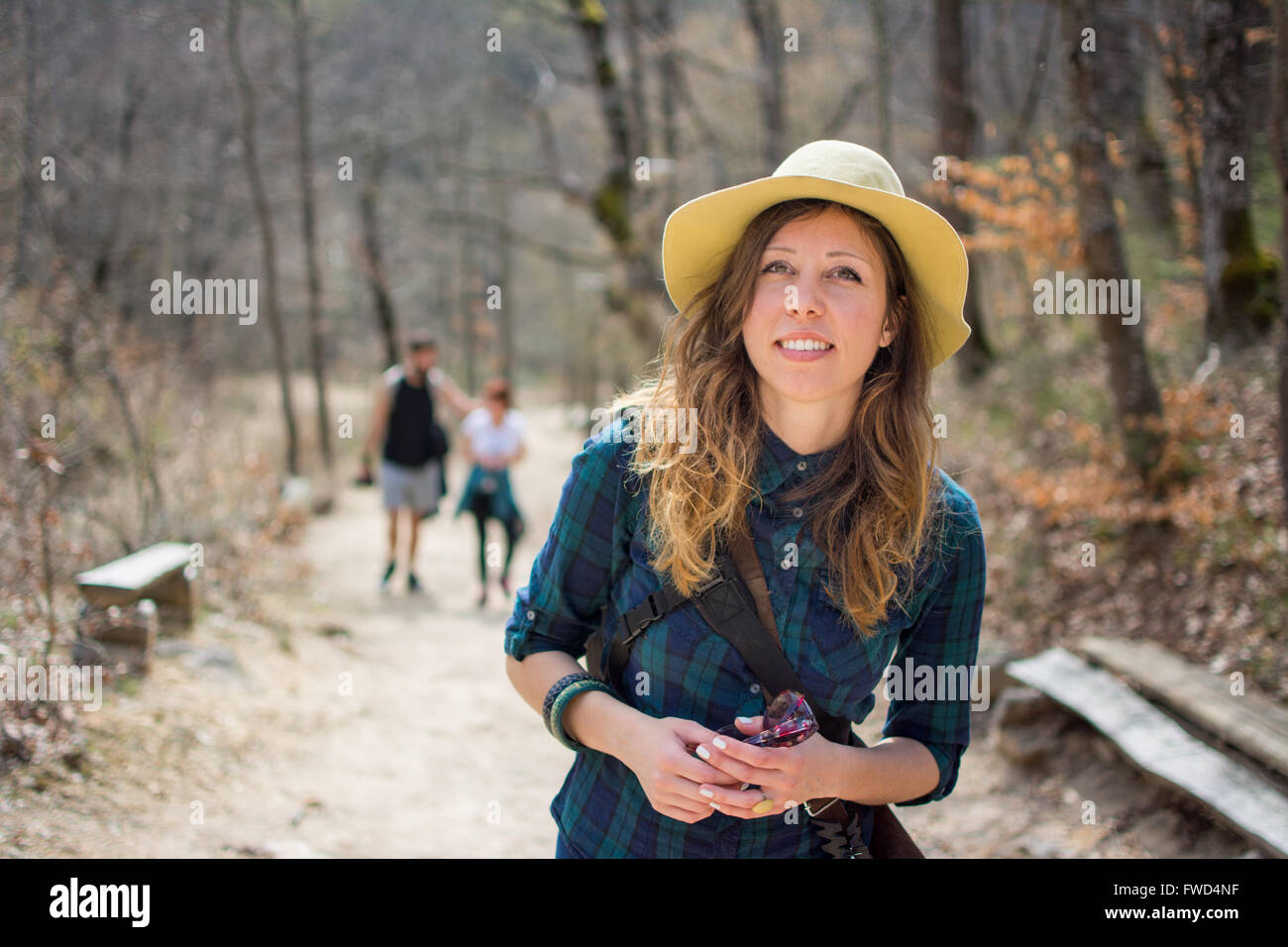 Frau Wanderer mit Rucksack auf einer Wanderung Stockfoto