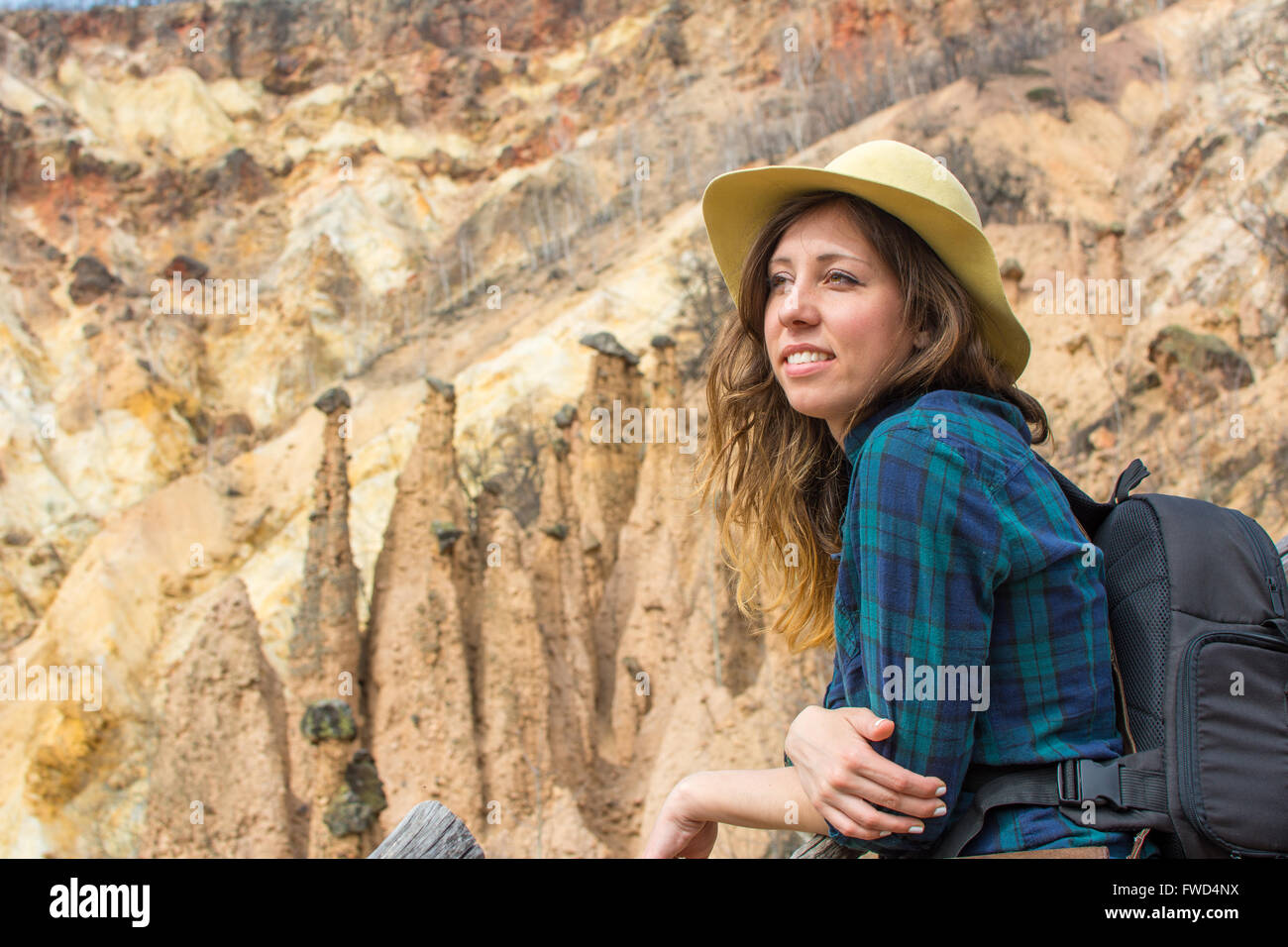 Frau Wanderer mit Rucksack auf einer Wanderung in die Devils Stadt in Serbien Stockfoto