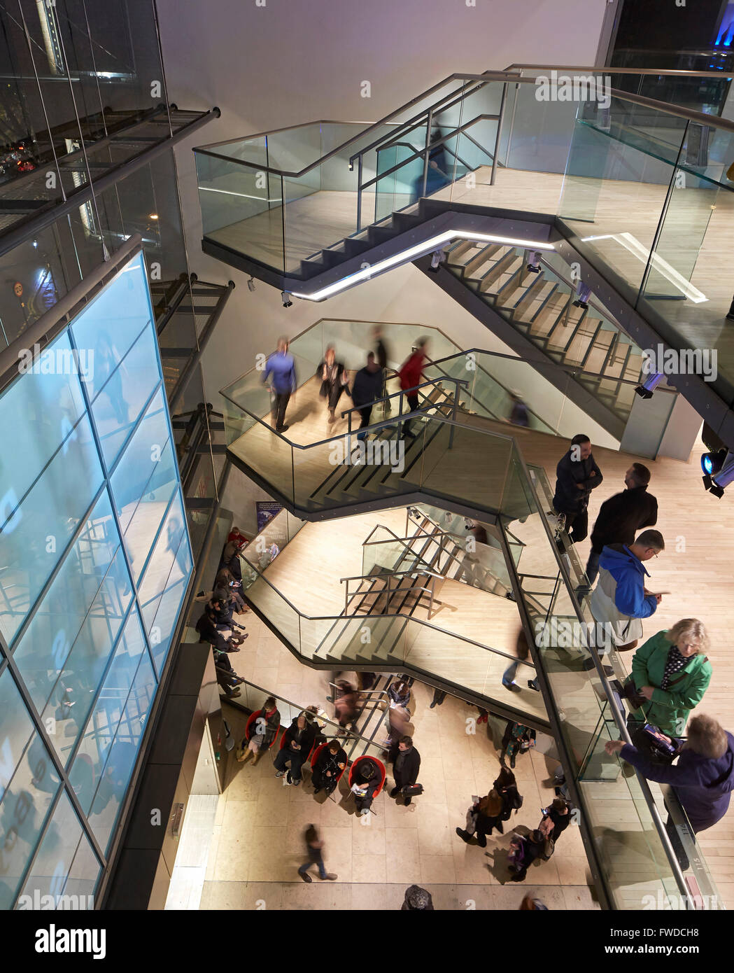 Erhöhten Blick in voller Höhe Foyer mit Treppe und Besucher. Sattler Wells, London, Vereinigtes Königreich. Architekt: De Matos Ry Stockfoto