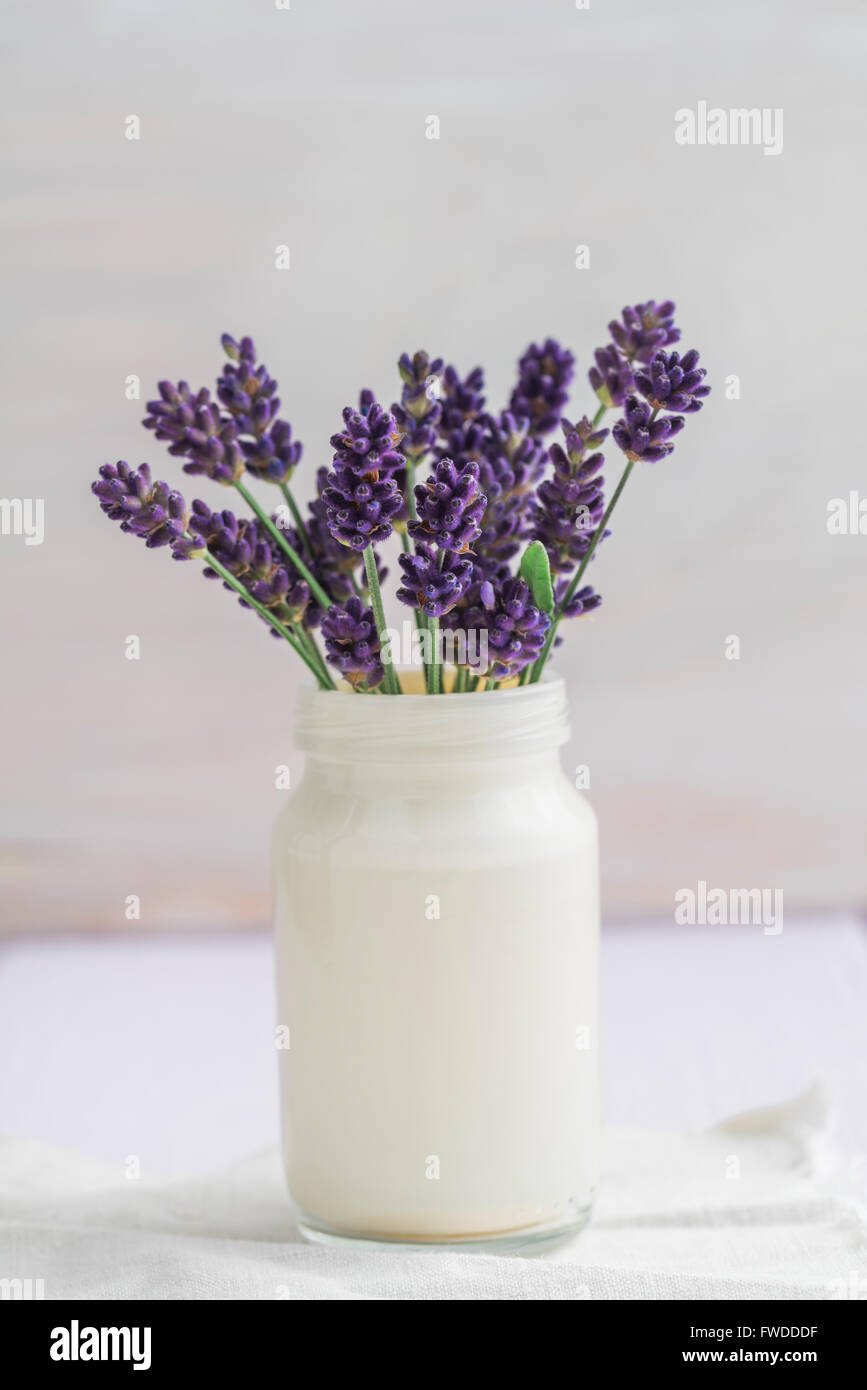 Lavendel in einer vase Stockfoto