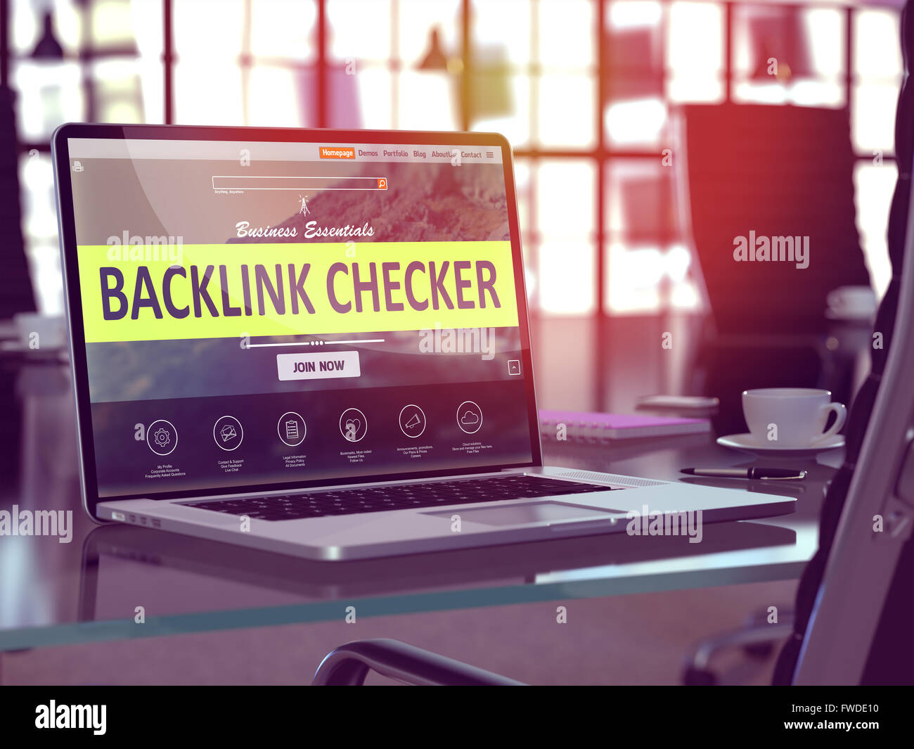 Backlink-Checker auf Laptop im modernen Arbeitsplatz Hintergrund. Stockfoto