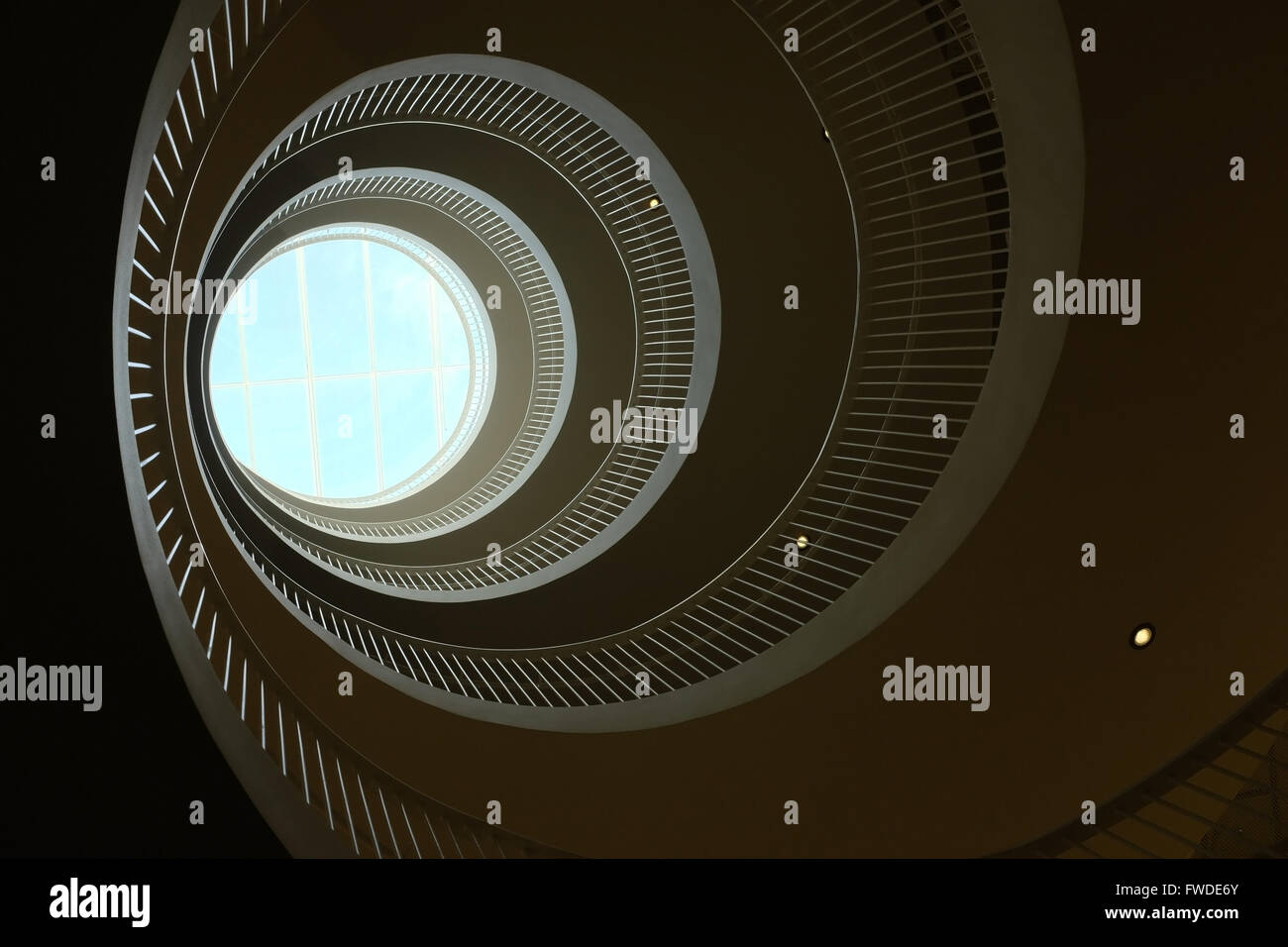 Ansicht von unten einer Wendeltreppe, horizontale Stockfoto