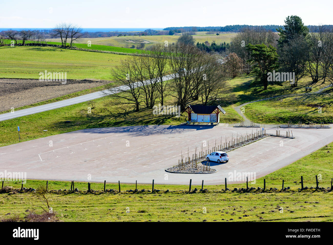 Brosarp, Schweden - 1. April 2016: Der Parkplatz zum Naturschutzgebiet Brosarps Hills. Es ist nur ein Auto geparkt. Gut vie Stockfoto