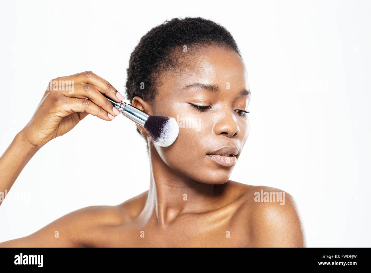 Afro-Amerikanerin Schminken mit Pinsel isoliert auf weißem Hintergrund Stockfoto