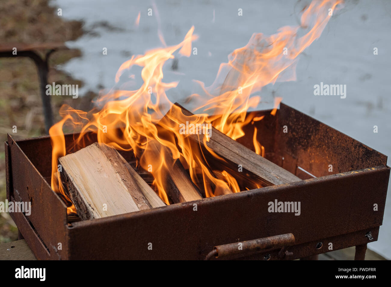 das Lagerfeuer zum kochen Fleisch Stockfoto