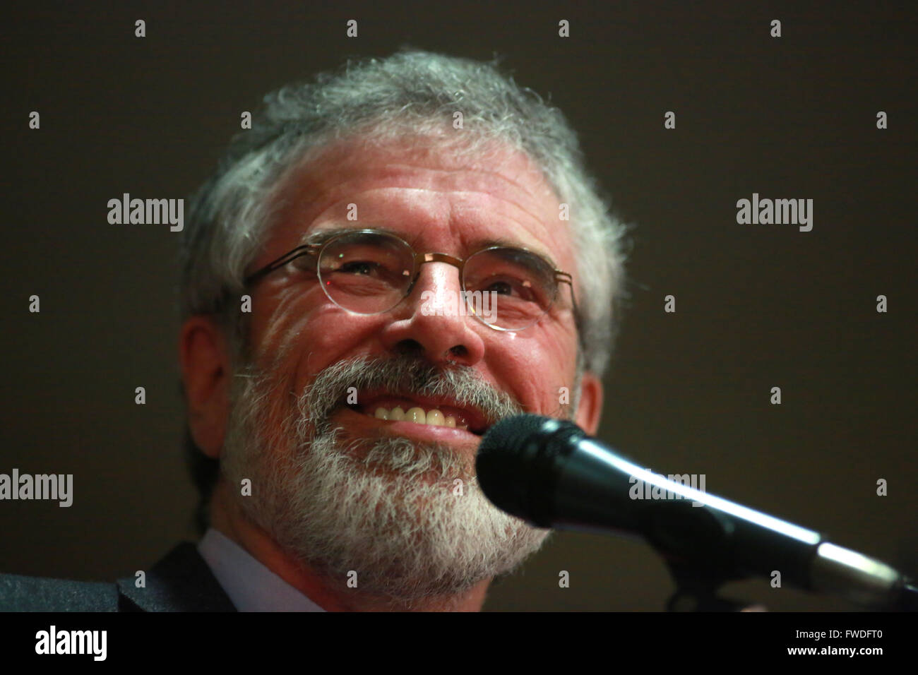 IMAGE Datei: Sinn Féin Präsident Gerry Adams spricht während einer europäischen Wahl Rally in Süd-Belfast, Nordirland, Montag Stockfoto