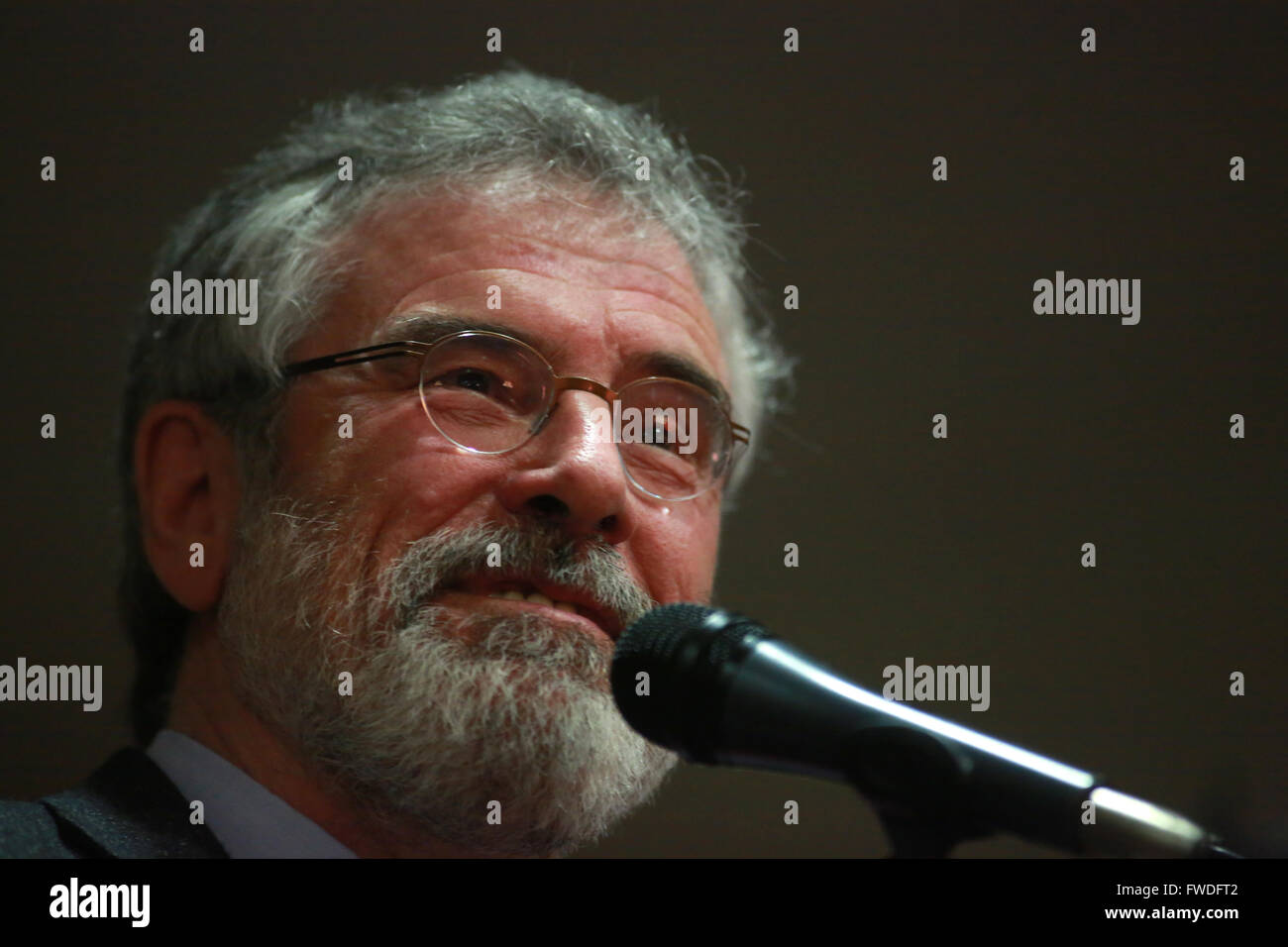 IMAGE Datei: Sinn Féin Präsident Gerry Adams spricht während einer europäischen Wahl Rally in Süd-Belfast, Nordirland, Montag Stockfoto