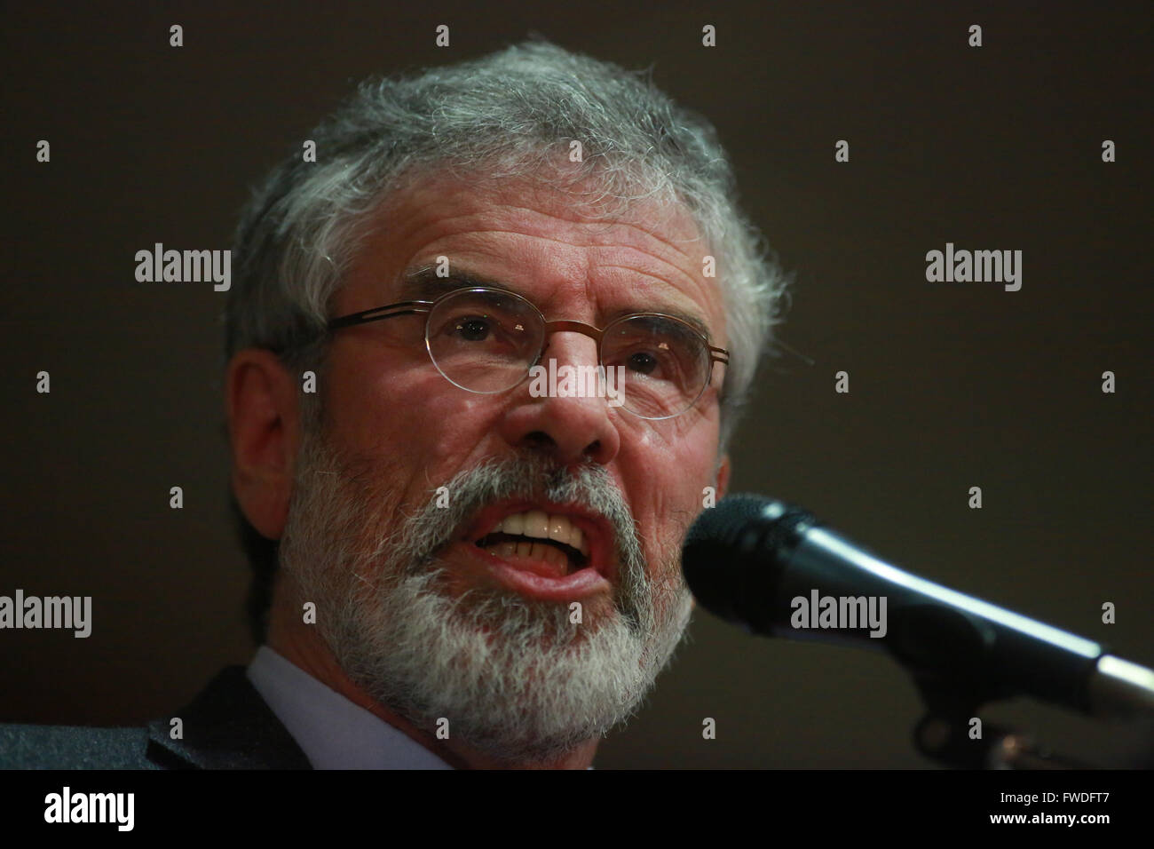 IMAGE Datei: Sinn Féin Präsident Gerry Adams spricht während einer europäischen Wahl Rally in Süd-Belfast, Nordirland, Montag Stockfoto
