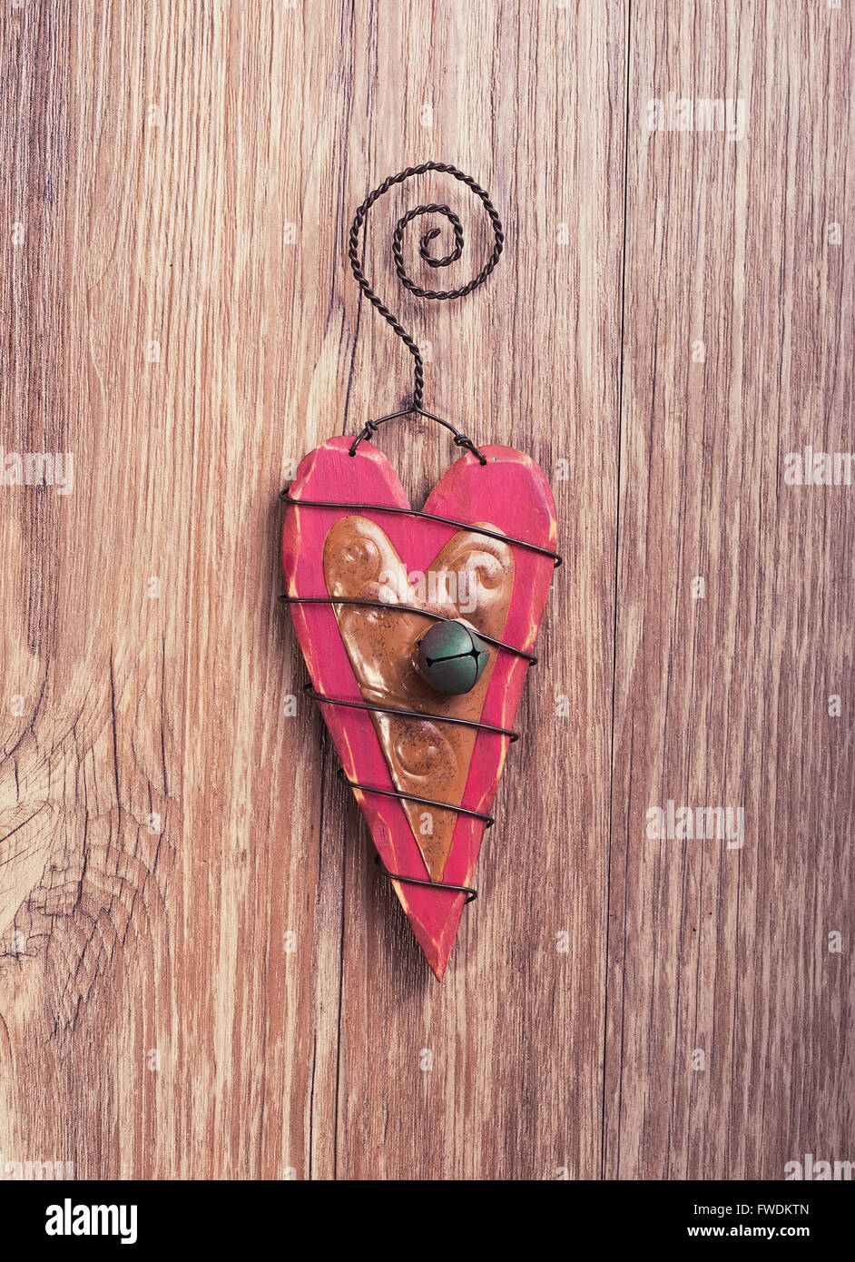 Weihnachten Holzdekorationen Herz und Weihnachten Glocke hängen hölzerne Hintergrund Stockfoto