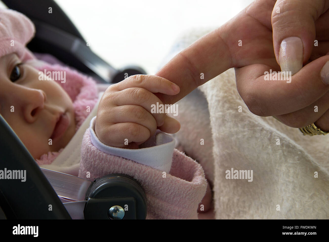 Belgrad, Serbien - fünf - Monate altes Babymädchen mit Großmutter finger Stockfoto
