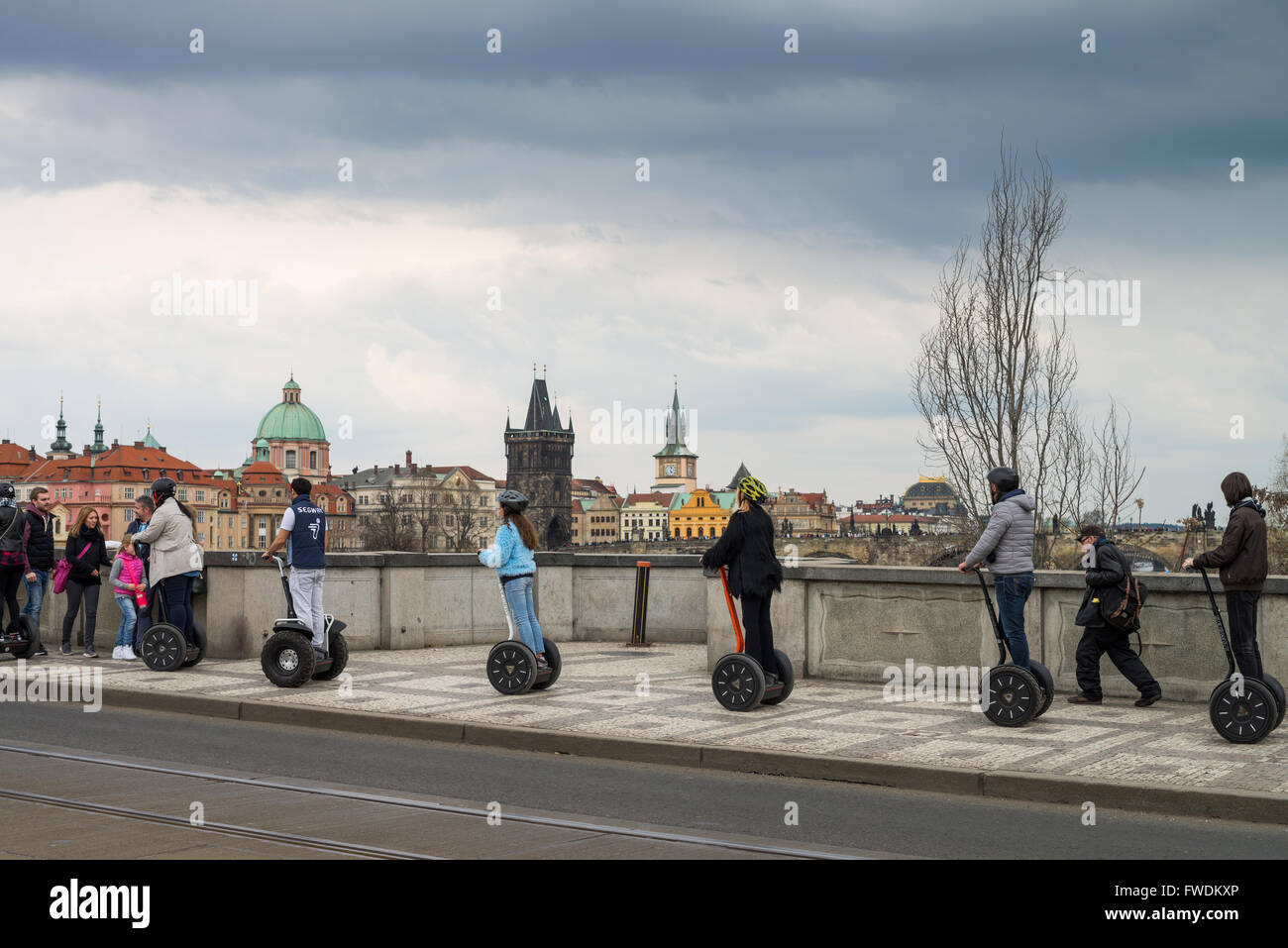 Touristen auf einem Segway Führung beim Überqueren einer Straße, Prag (Praha), Tschechien, Europa Stockfoto