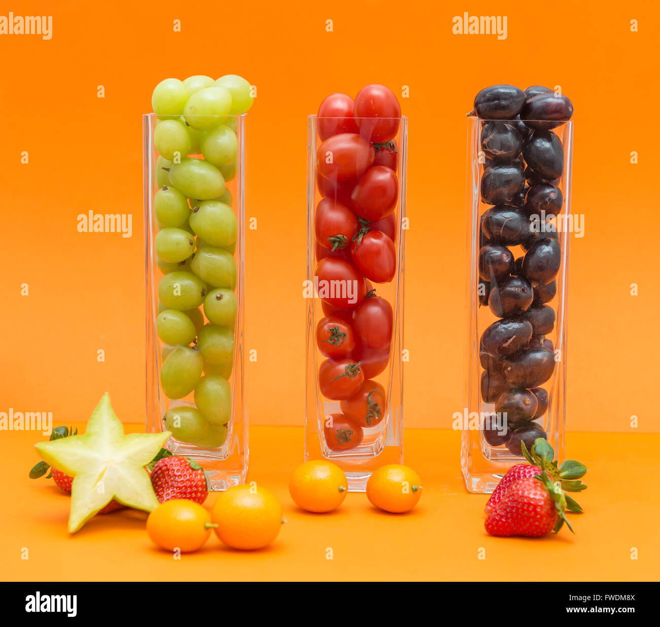 frisches Obst und Trauben im Glas Stockfoto