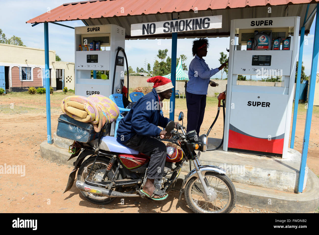 Kenia Kisumu, Frau Arbeit an Tankstelle Stockfoto