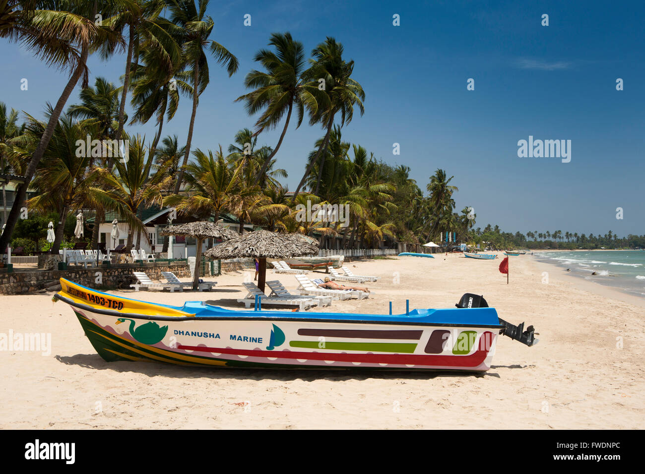 L1158Sri Lanka, Trincomalee, Uppuveli Strand, bunte Fischerboot Stockfoto