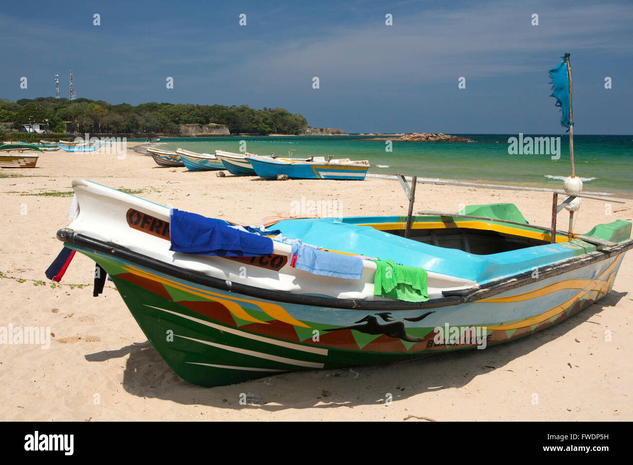 Sri Lanka, Trincomalee, Dutch Bay, bunte Fischerboote am Strand Stockfoto