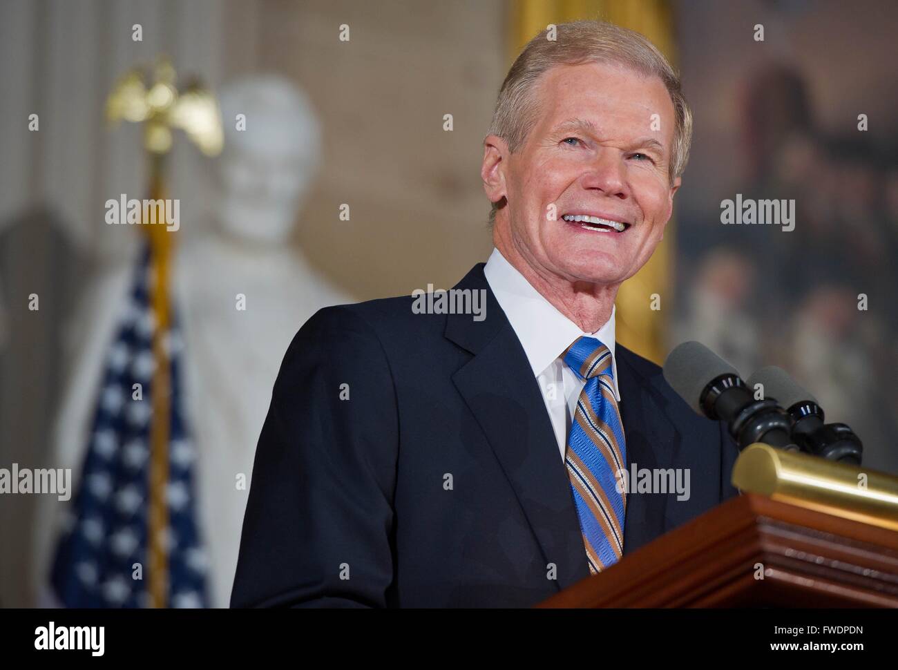 US-Senator Bill Nelson aus Florida bemerkt während einer Kongreßgoldmedaille Zeremonie zu Ehren Astronauten John Glenn, Michael Collins, Buzz Aldrin und Neil Armstrong in der Rotunde auf dem US Capitol 16. November 2011 in Washington, DC. Stockfoto