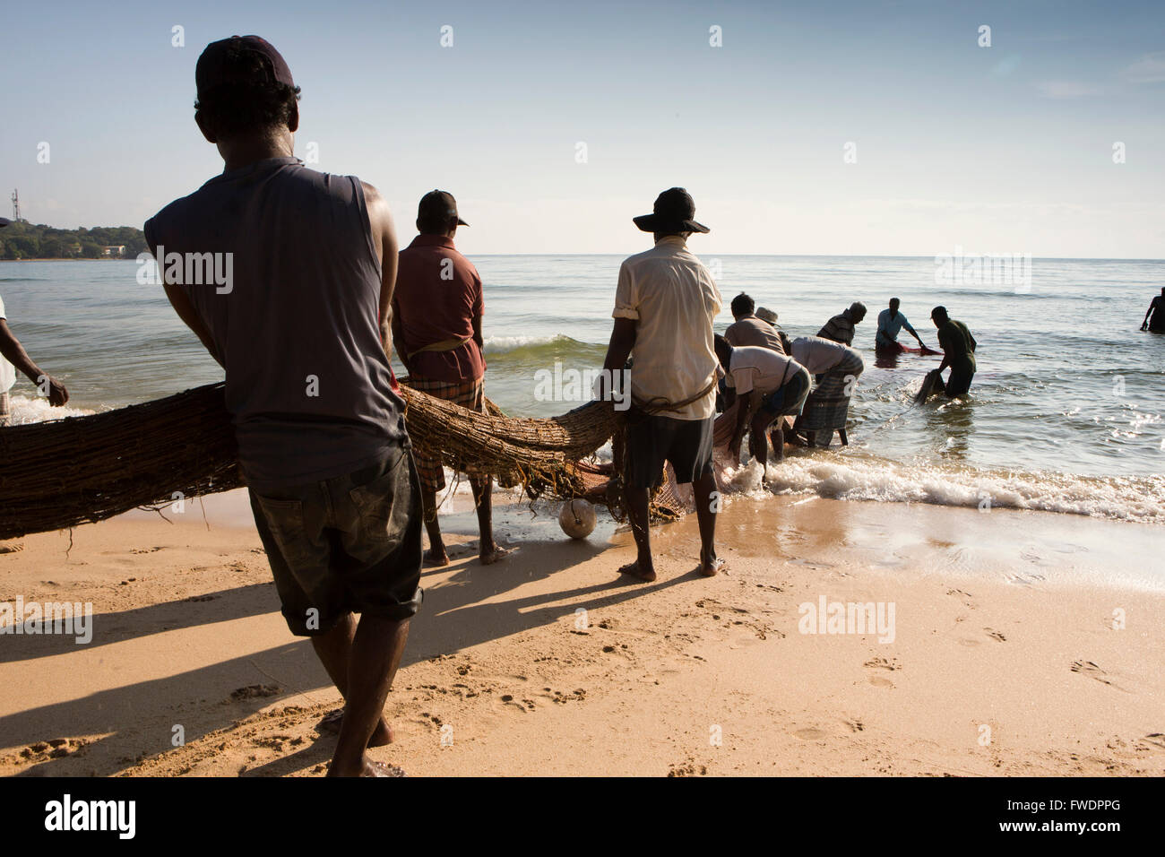Sri Lanka, Hufeisen Trincomalee, Dutch Bay, Fischern, schleppen Netze von der Küste entfernt Stockfoto