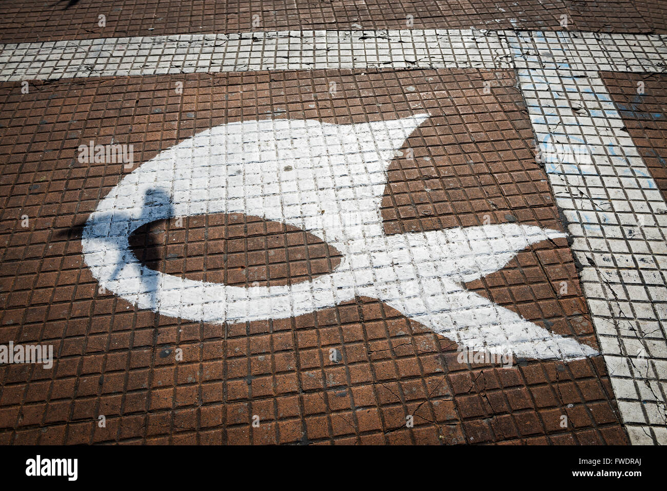 Das Symbol für die Madres De La Plaza de Mayo Association in den Boden mit dem Schatten einer Taube gemalt. Stockfoto Das Symbol für die Madres De La Plaza de Mayo Association in den Boden mit dem Schatten einer Taube gemalt. Stockfoto