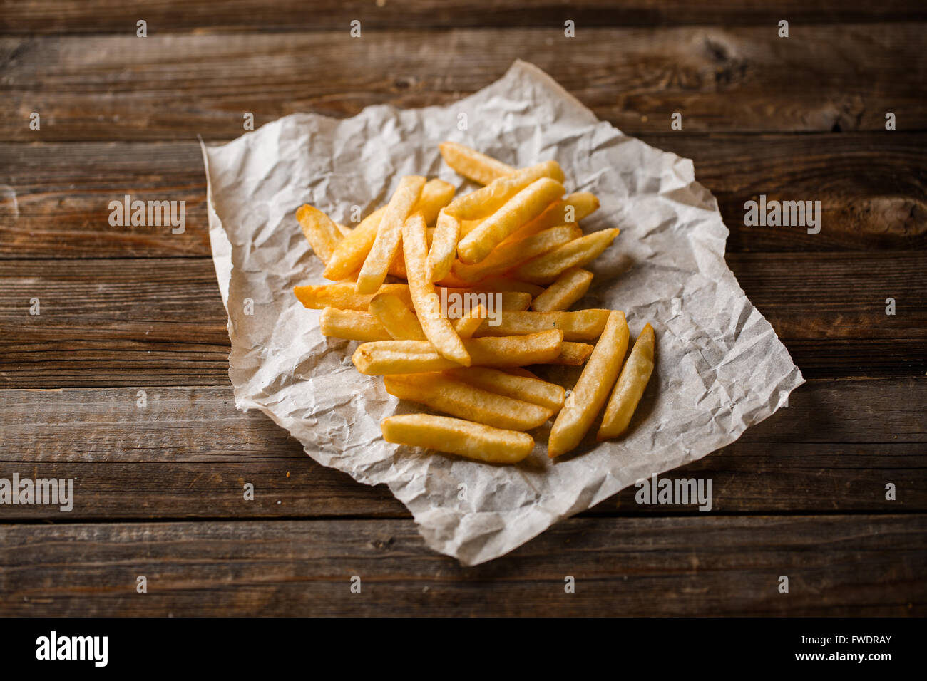 Pommes Frites auf Holztisch. Stockfoto