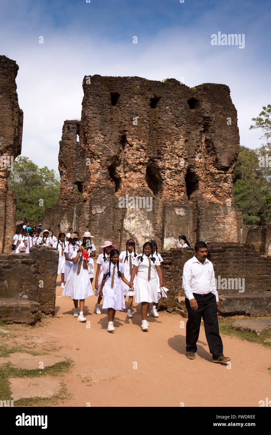 Sri Lanka, Polonnaruwa, Zitadelle, lokale Schulparty Königspalast mit Lehrer besuchen Stockfoto