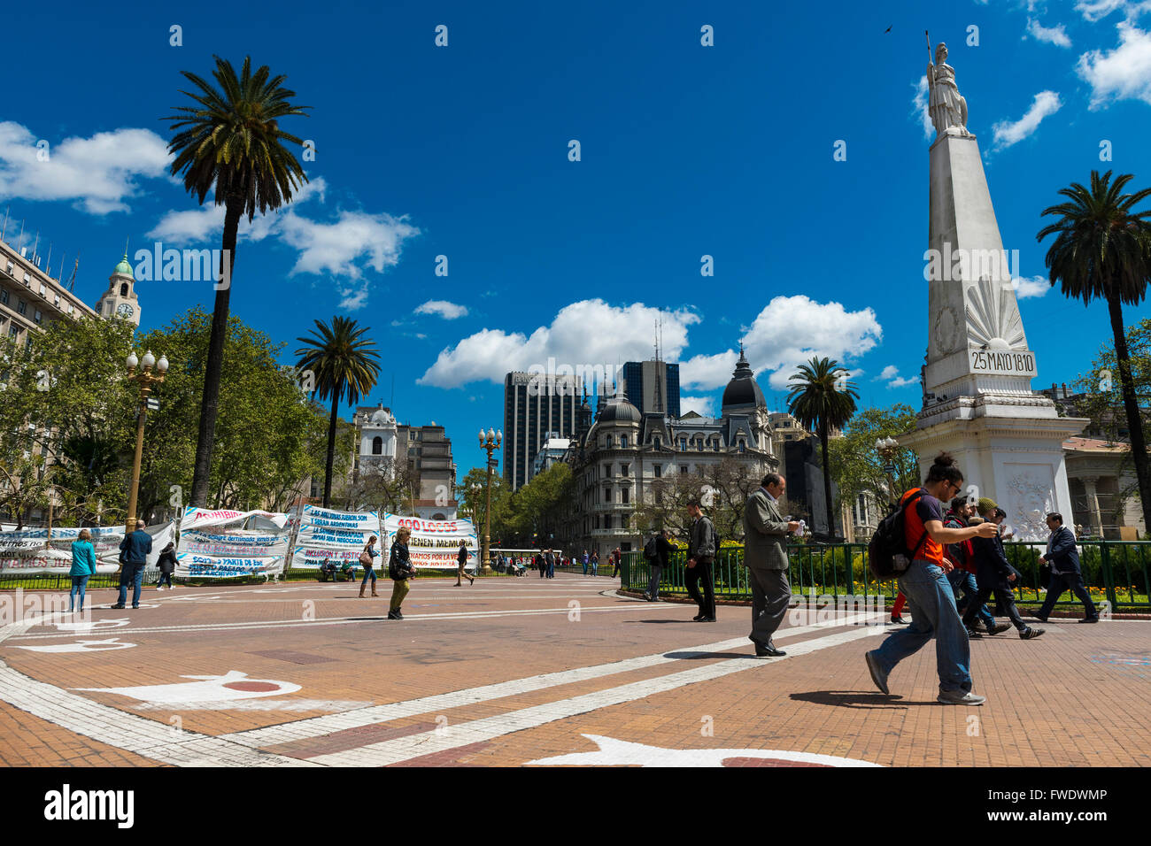 Buenos Aires, Argentinien - 4. Oktober 2013: Menschen auf der Plaza de Mayo in Buenos Aires, Argentinien. Stockfoto Buenos Aires, Argentinien - 4. Oktober 2013: Menschen auf der Plaza de Mayo in Buenos Aires, Argentinien. Stockfoto