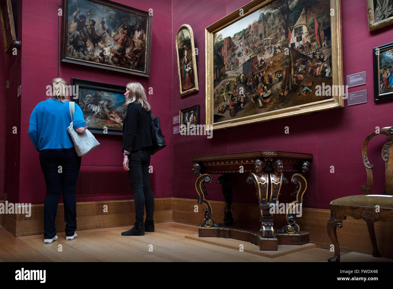 Fitzwilliam Museum and Art Gallery, Cambridge, England UK. April 2016 Gemälde von Rubens auf links und A Dorffest Peter Brueghel dem jüngeren auf richtige The Fitzwilliam feiert seinen 200. Geburtstag im Jahr 2016 Stockfoto