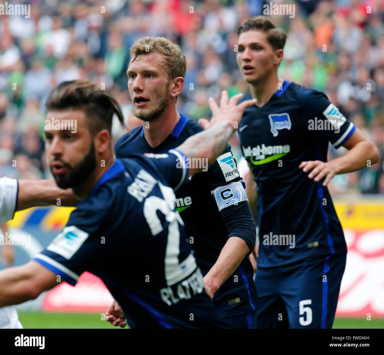 Sport, Fußball, Bundesliga, 2015/2016, Borussia Moenchengladbach gegen Hertha BSC Berlin 5:0, Stadion Borussia-Park, Szene des Spiels, v.l.n.r.: Marvin Plattenhardt (Hertha), Teamleiter Fabian Lustenberger (Hertha), Niklas Stark (Hertha) Stockfoto