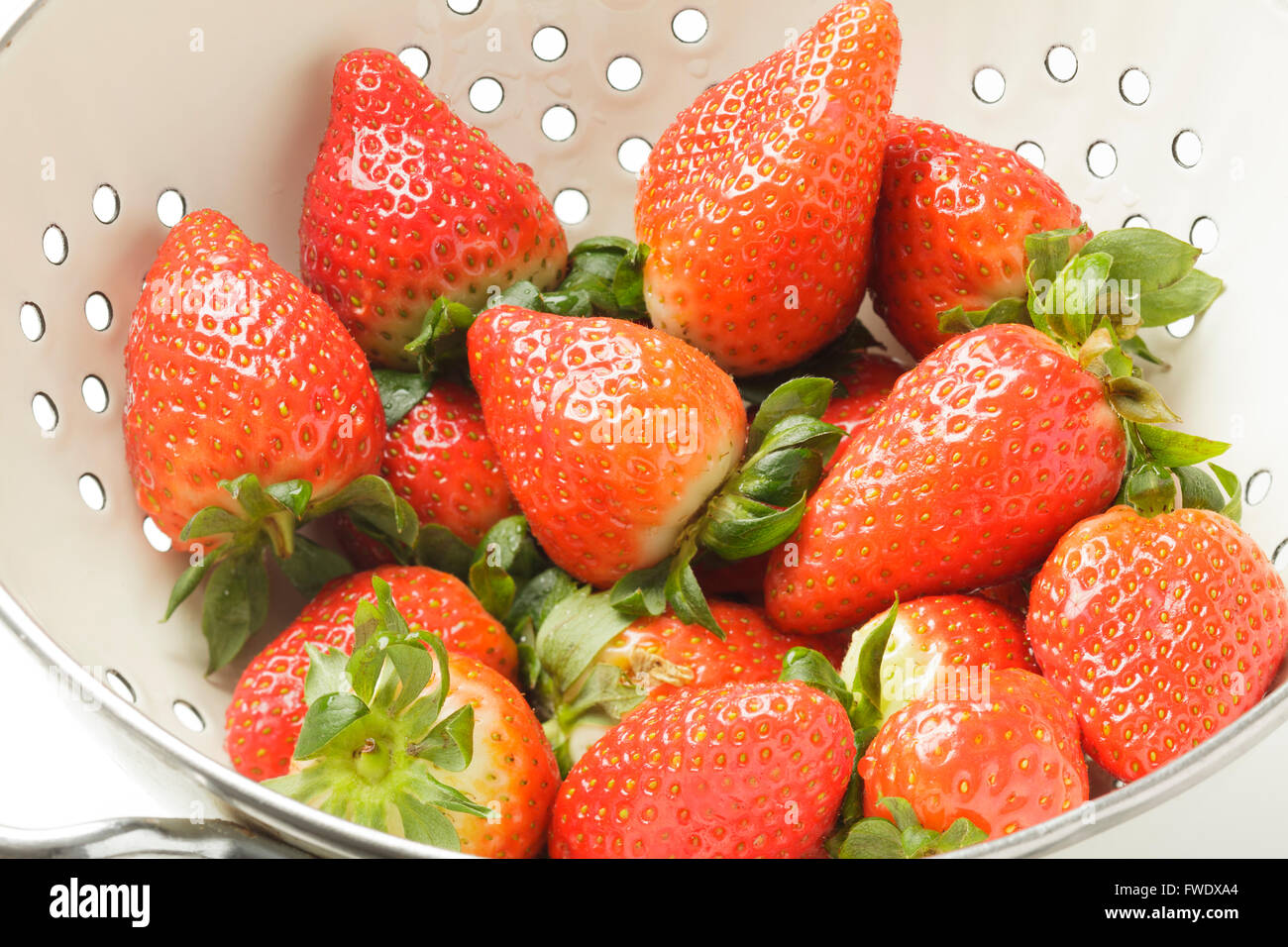 Frische Erdbeeren in einem Sieb Stockfoto