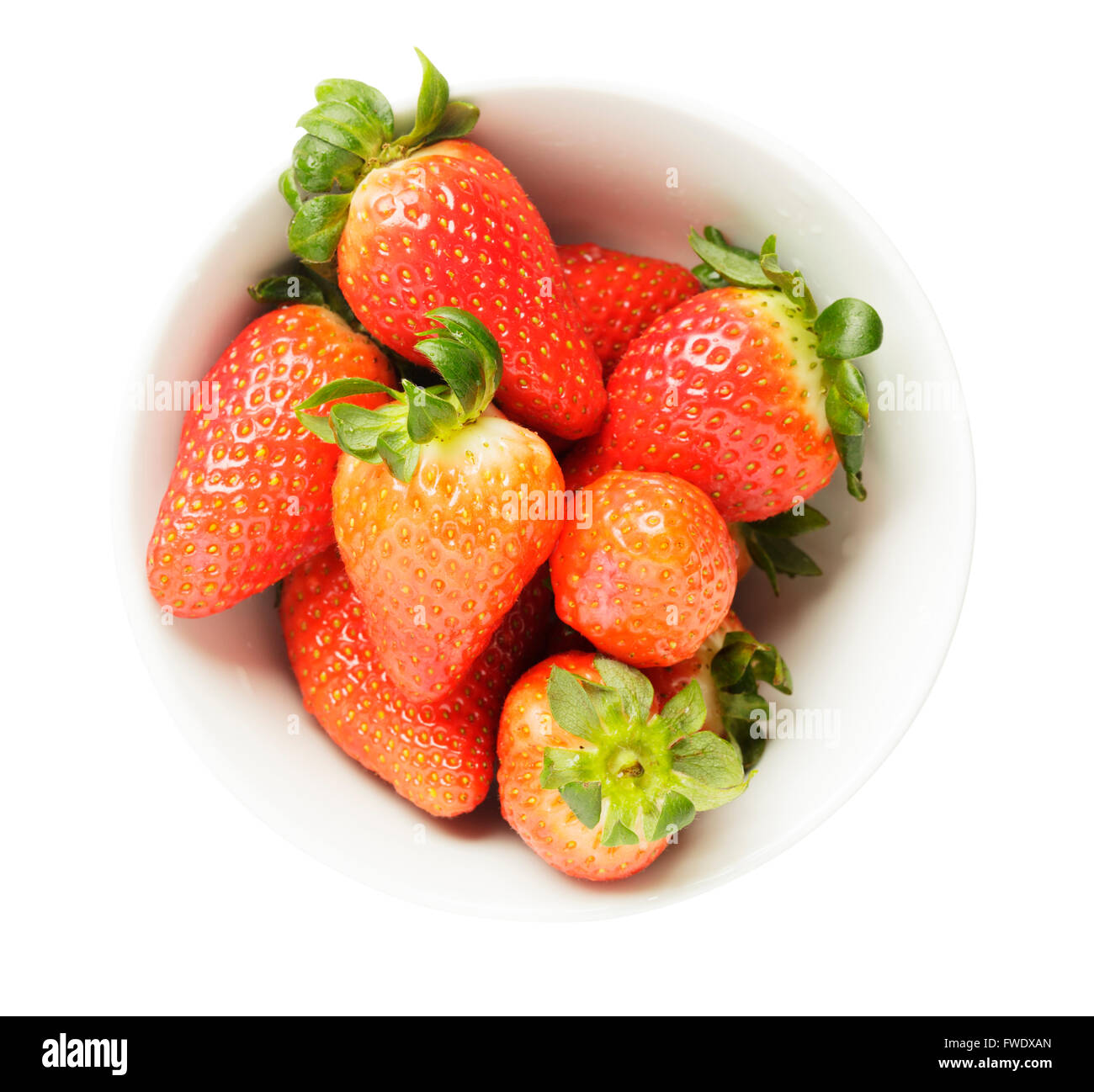 Frische Erdbeeren in einer Schüssel weiß Stockfoto