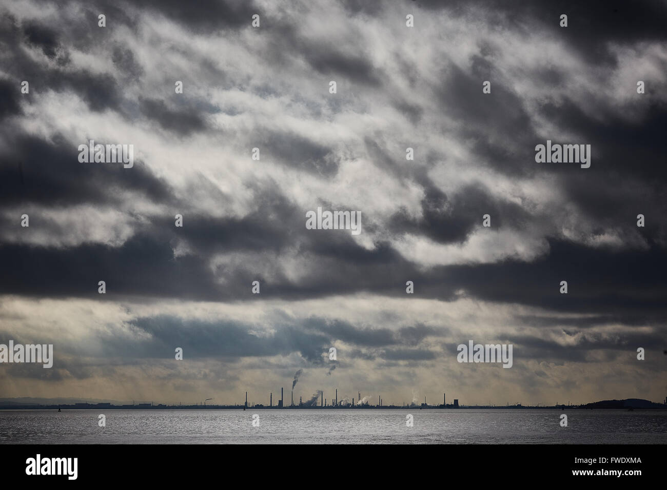 aus Westen schweben Merseyside Liverpool docks Birkenhead River Mersey Exemplar stumpf grau graue Wolken Wetter ich Tag STANLOW Stan Stockfoto