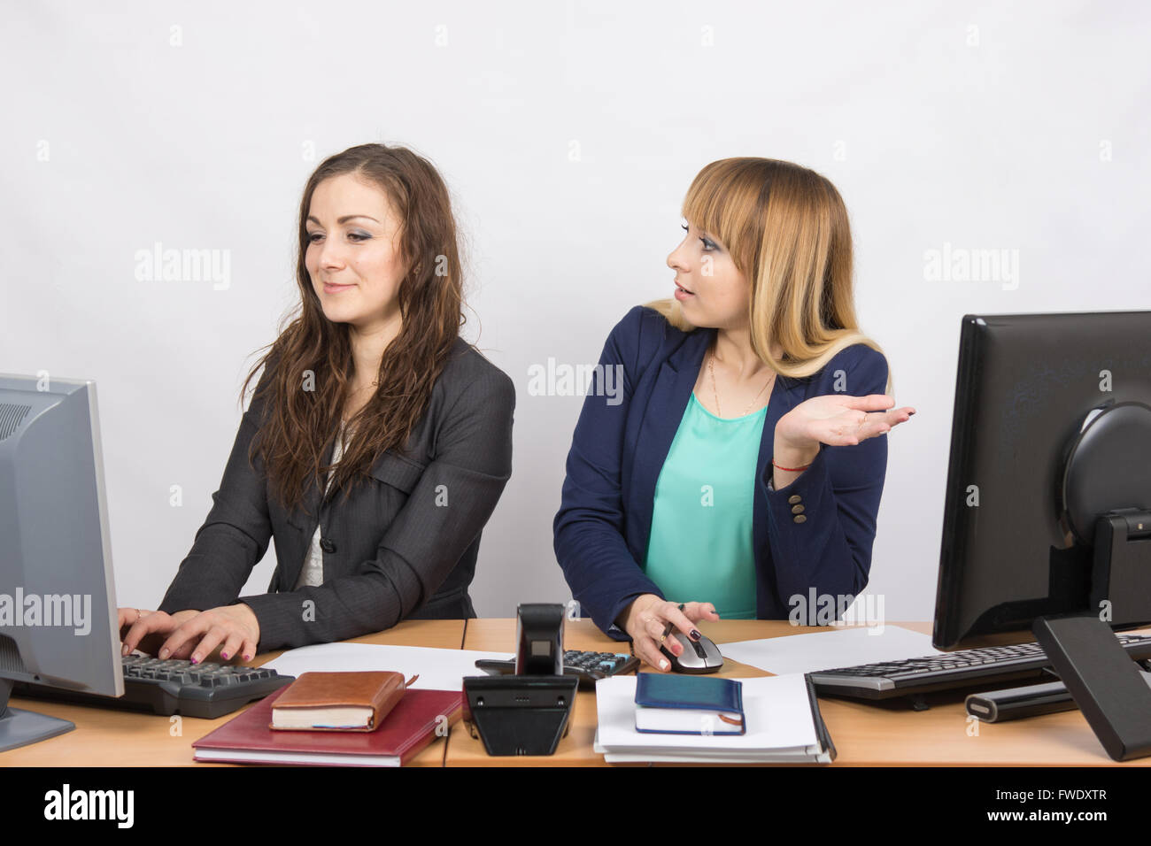 Büroangestellte mit Entrüstung betrachtet durchaus ein Kollege sitzt neben einem computer Stockfoto