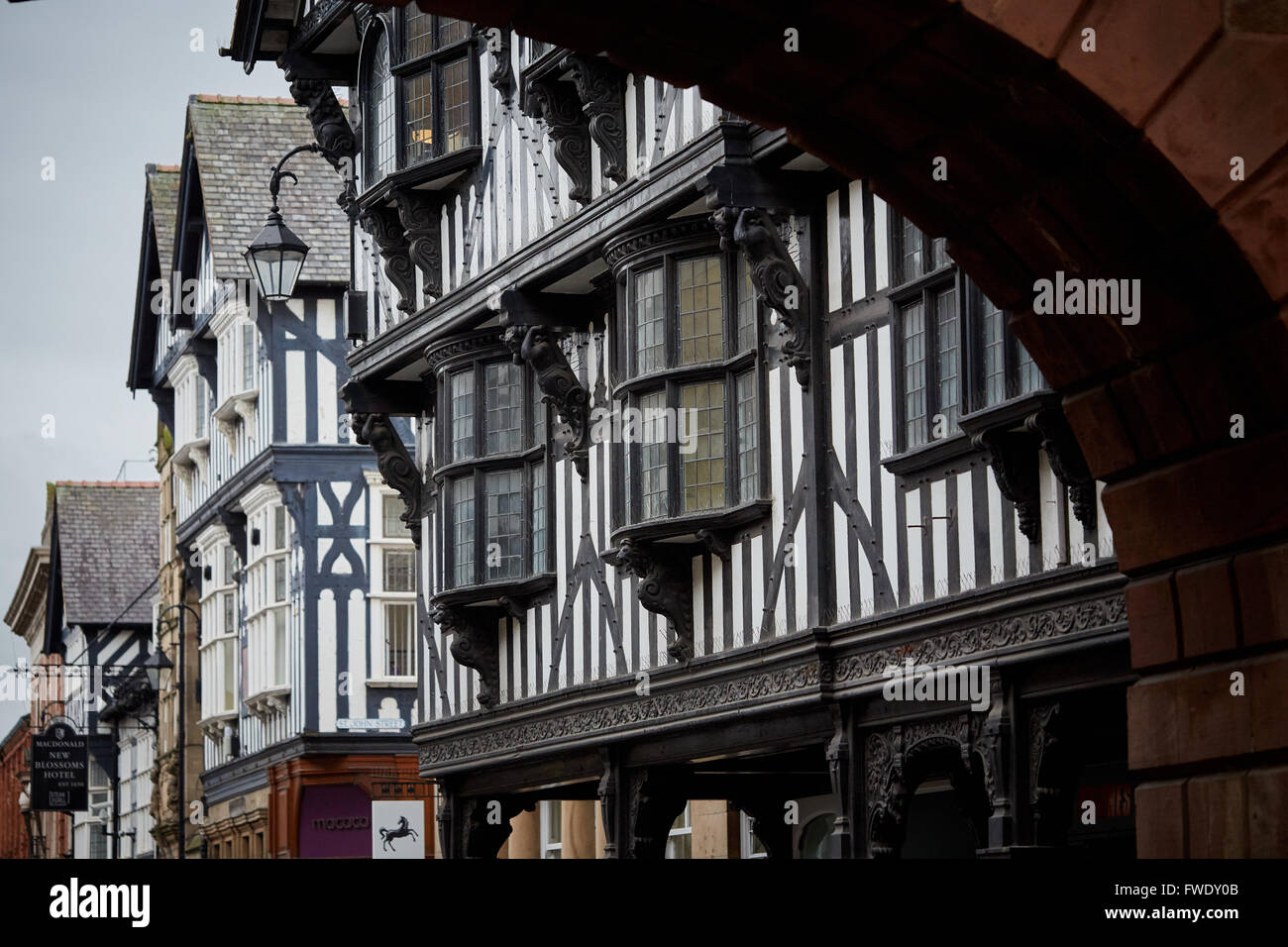 Chester Eastgate Street tudor Geschäfte Stadt historischen römischen Markt Stadtmitte in der Nähe der Grenze zu Wales, hat es eine Reihe von Stockfoto