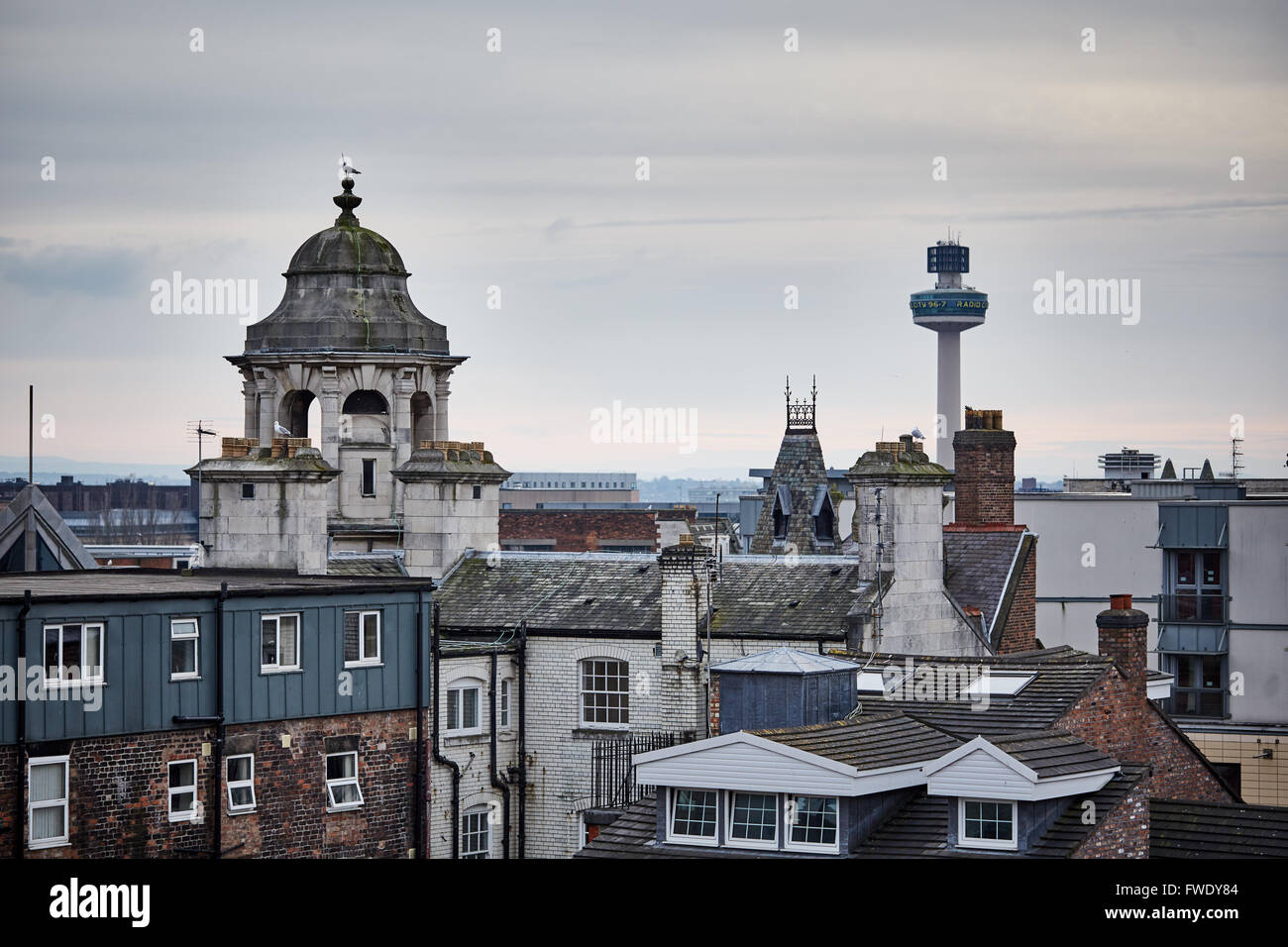 Skyline-Blick von The Royal Liverpool University Hospitals of Liverpool Radio City Tower (auch bekannt als St. John's Beacon) ist eine Stockfoto