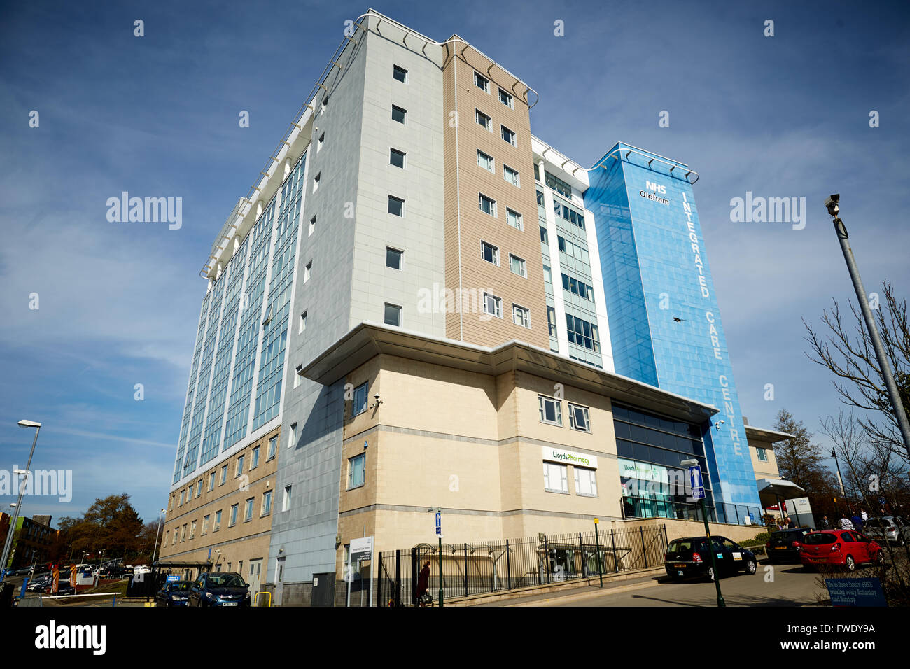 Integrierte Pflege Zentrum neue Radcliffe Street Oldham äußere des Gebäudes sonnigen blauen Himmel Wolken Krankenhaus Stationen Korridore Krankenschwester n Stockfoto