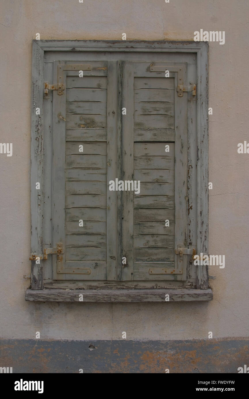 Alten hölzerne Fensterläden geschlossen Stockfoto