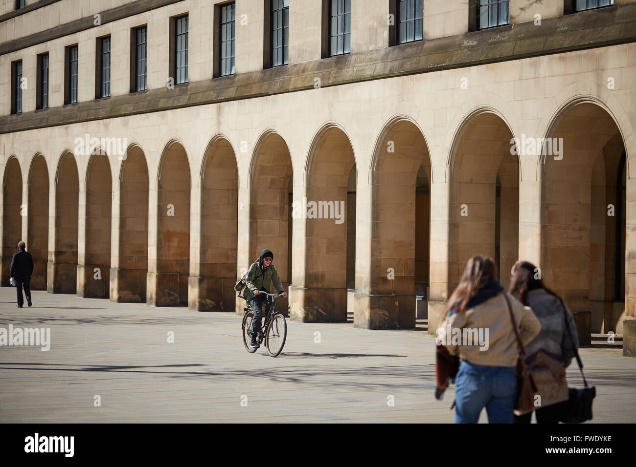 Freifläche Manchester Town Hall-Extension Bögen im Bereich St. Petersplatz Bike Fahrrad Radfahren Reiten Reiter Radfahren Übung Stockfoto