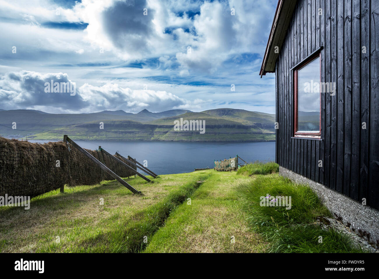 Rustikale Holzhütte auf den Färöer Inseln, Dänemark Stockfoto