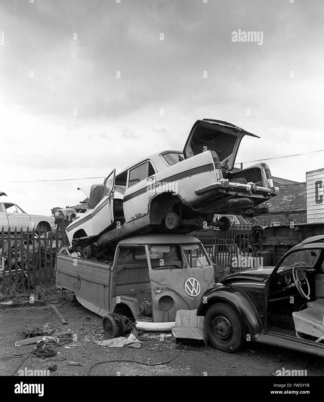 Alte Auto Autos Schrottplatz Großbritannien 1975 Stockfoto