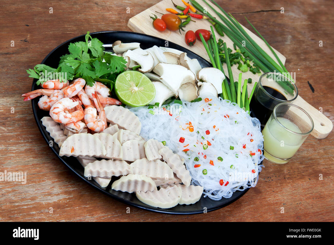 Gekochte Garnelen Glas Nudel und Schweinefleisch und König Austernpilze würziger Salat. Yum ist Woon Sen Thailand Essen. Stockfoto