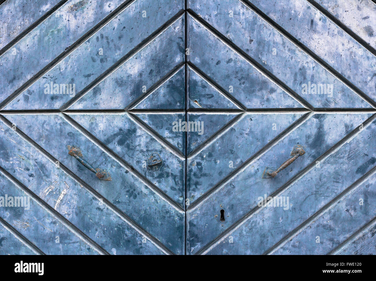 Türklinke und Metall Türgriff auf alte blaue Tür Stockfoto