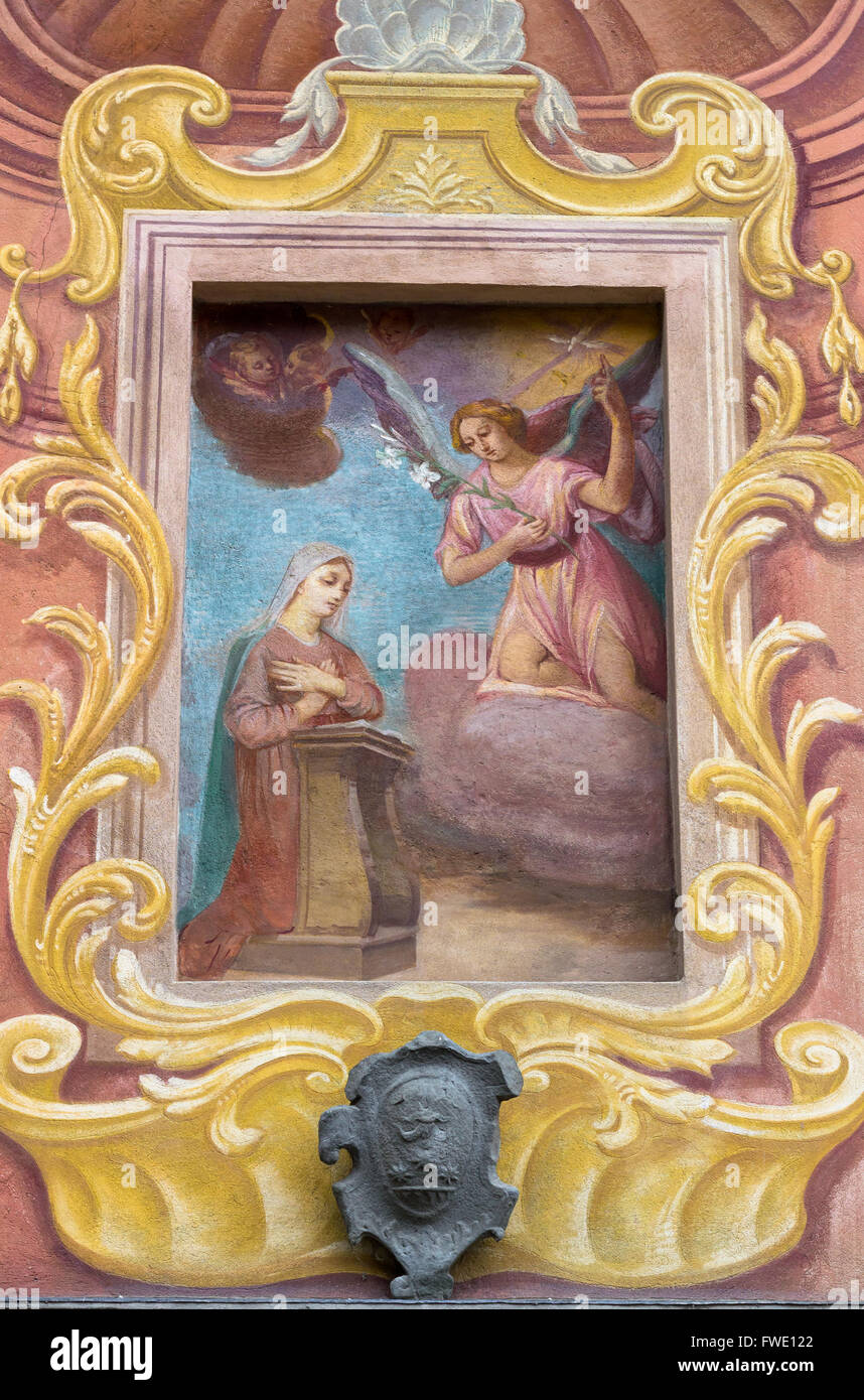 Details der Fresko der Verkündigung an Fassade einer italienischen Kirche. Stockfoto