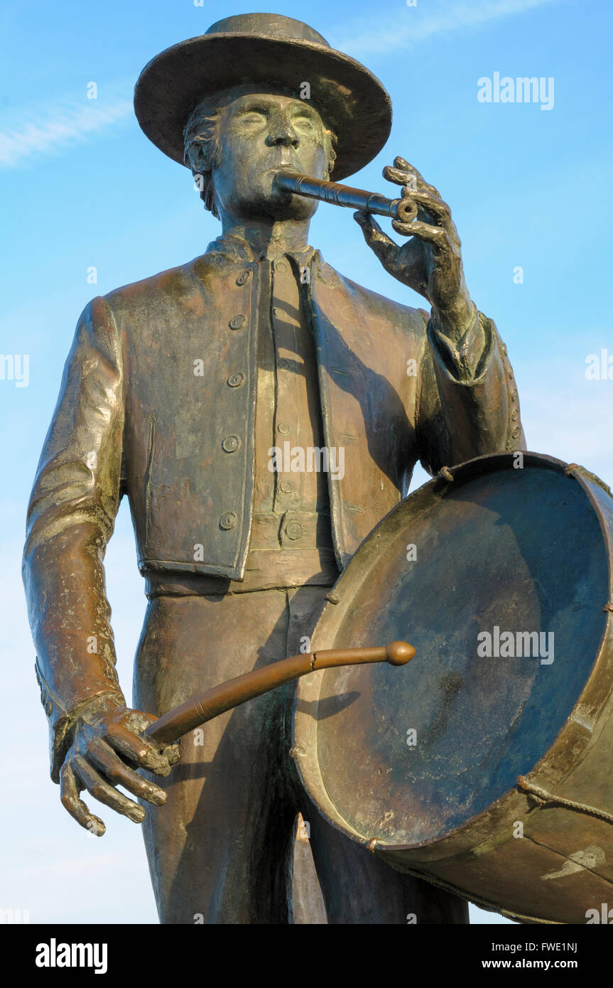 "El Tamborilero", Bronze-Skulptur eines Schlagzeugers Bildhauers Jose Manuel Diaz Cerpa, El Rocio, Andalusien, Spanien Stockfoto