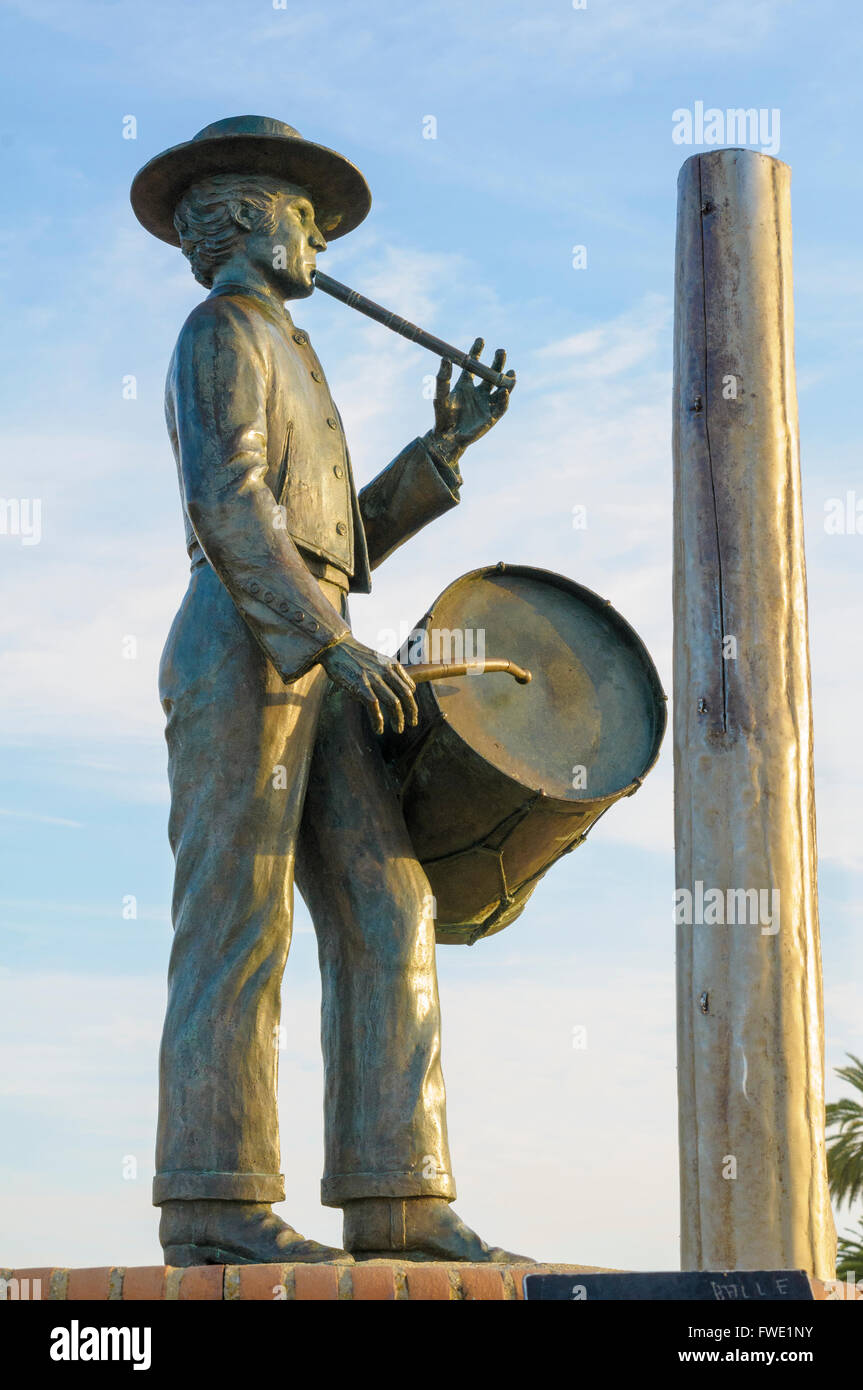 "El Tamborilero", Bronze-Skulptur eines Schlagzeugers Bildhauers Jose Manuel Diaz Cerpa, El Rocio, Andalusien, Spanien Stockfoto